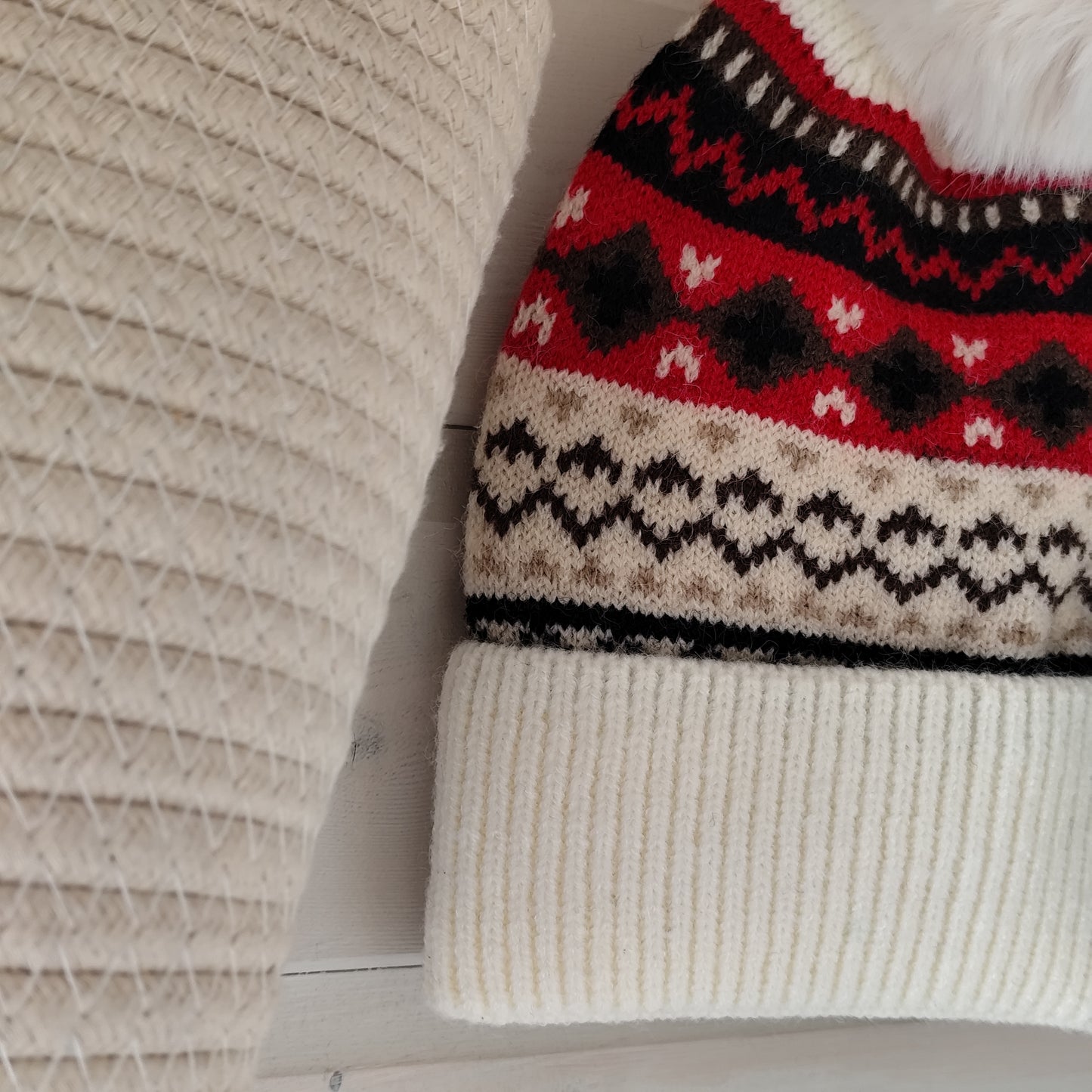 Jess & Lou - Cosy Pom Pom Beanie - Nordic Red